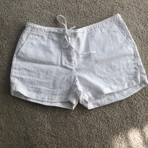 Vineyard Vines Pants - Women’s size 8, white linen Vineyard Vines shorts